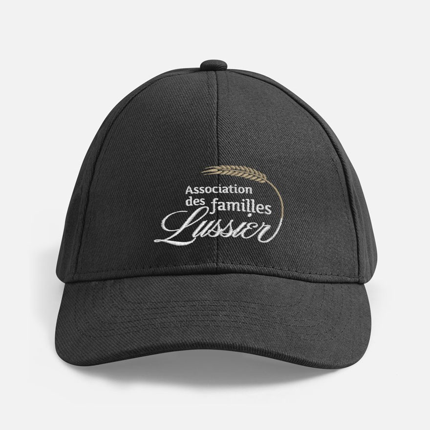 Casquette noir avec logo de l'association des Familles Lussier